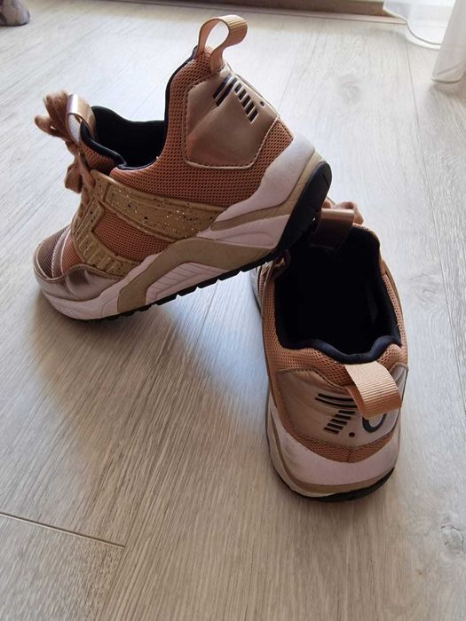 Vând adidași in stare foarte bună.