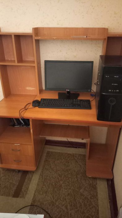 Компьютер ва компьютер столи билан бирга