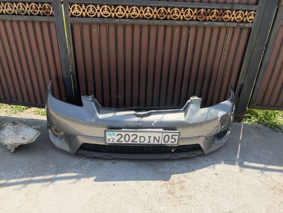 Продам бампер матрикс 2005 год