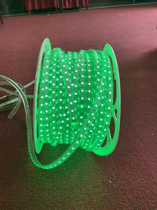 Vand lumina LED au mai multe culoare