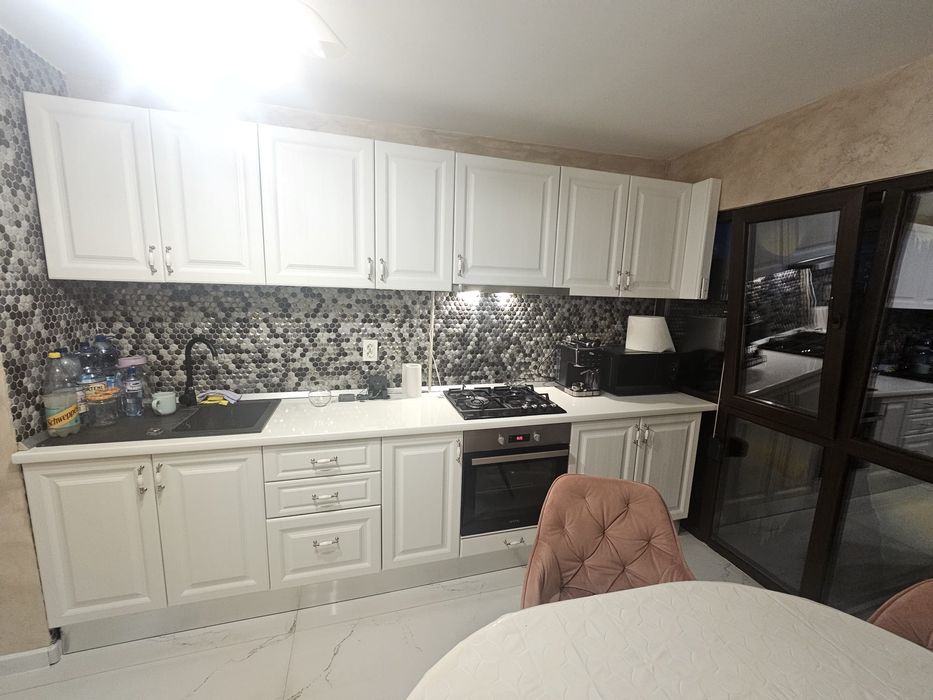 Închiriez apartament doua camere.