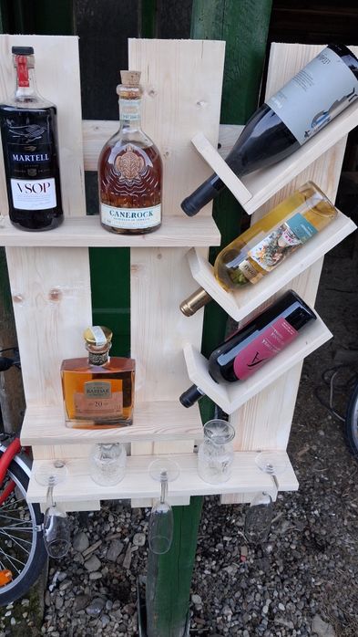 Vând suport vin si felinar din lemn