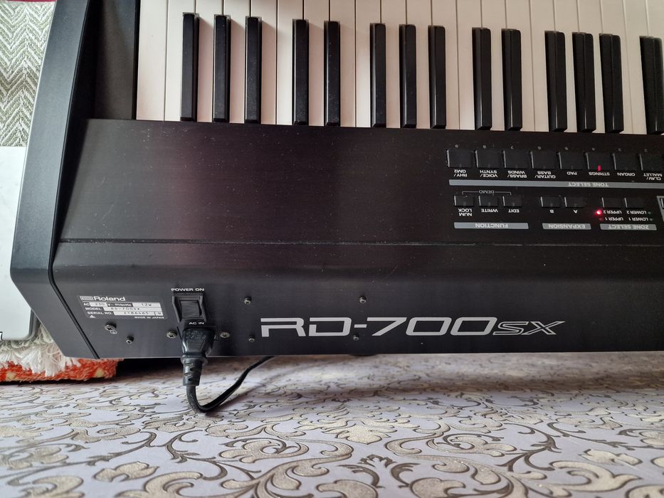 Vând Roland RD-700SX