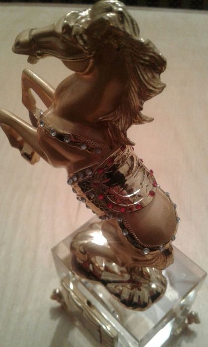 Сувенир настольный с часами