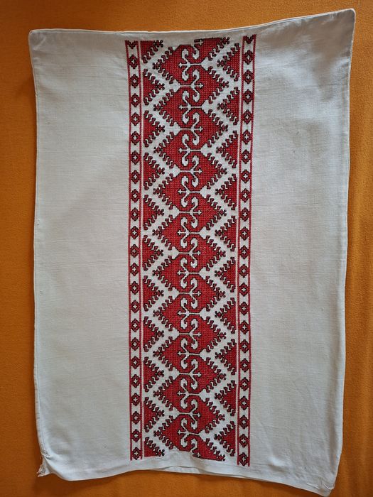 Ръчно бродирани калъфки за декоративни възглавници.