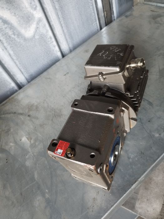 Електромотор с редуктор 0.37кВ 22 оборота