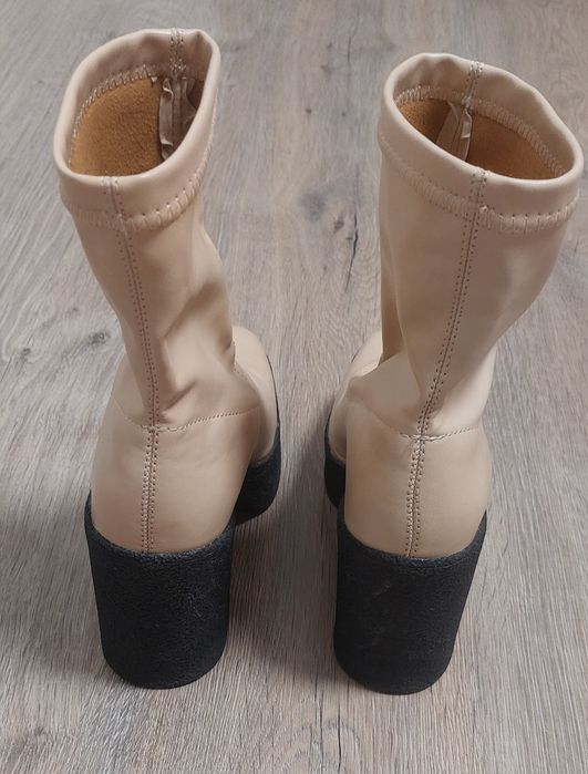 Бежов  цвят боти