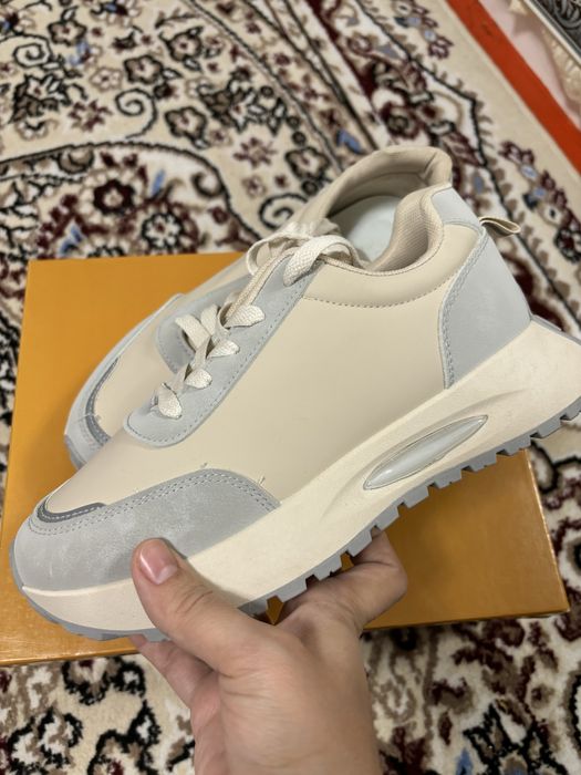 Кроссовки новые женские. Размер 38. Цена 4000тг.