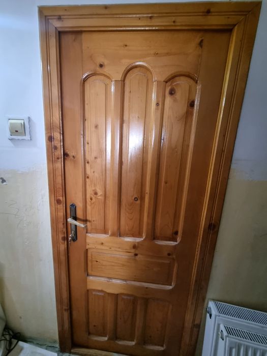 Vand usi din lemn de brad