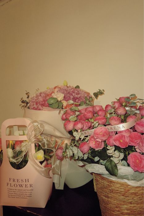 продам пионовидные розы, с корзиной