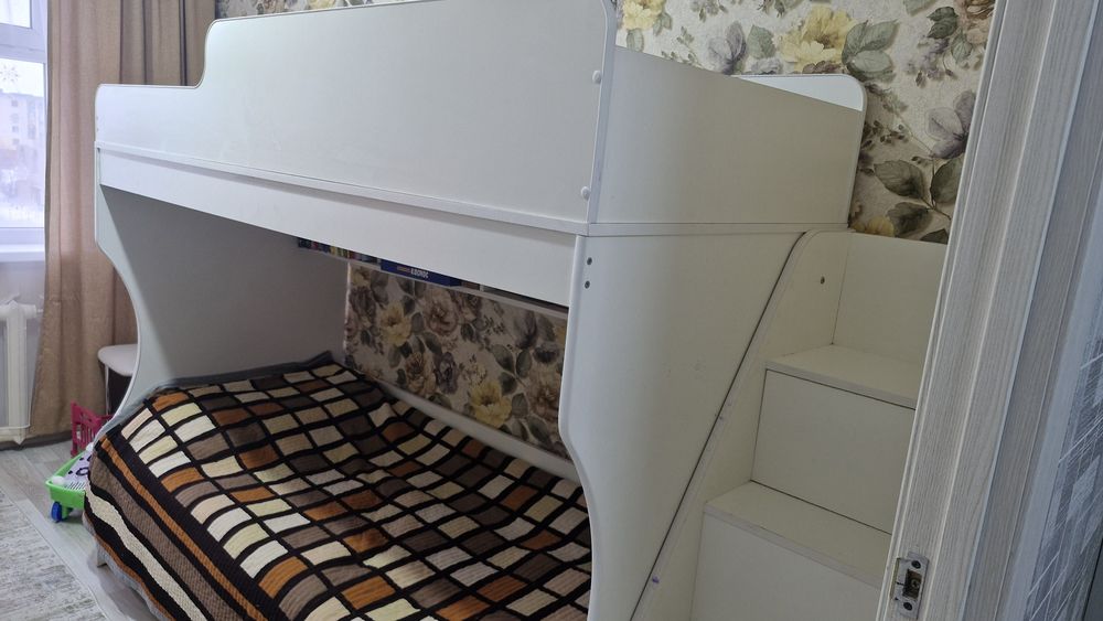 Продам двухъярусную детскую кровать