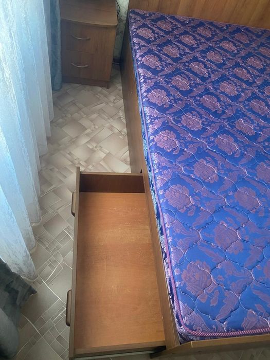Срочно!!! Продам кравать с матрасом. и тумбочками. Самовывоз.