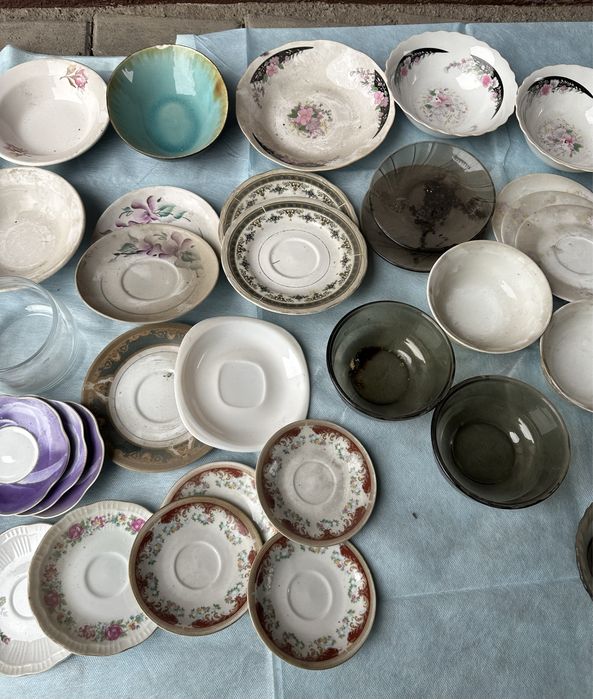 Продам блюдца- стакан -чашечки.