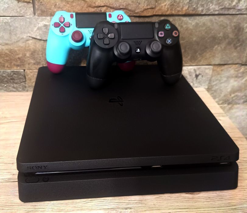 PS4/PlayStation 4 Slim Sony 1TB HDD cu +20 jocuri + 2 Controllere Wirelles + 1 Joc pe CD Cadou