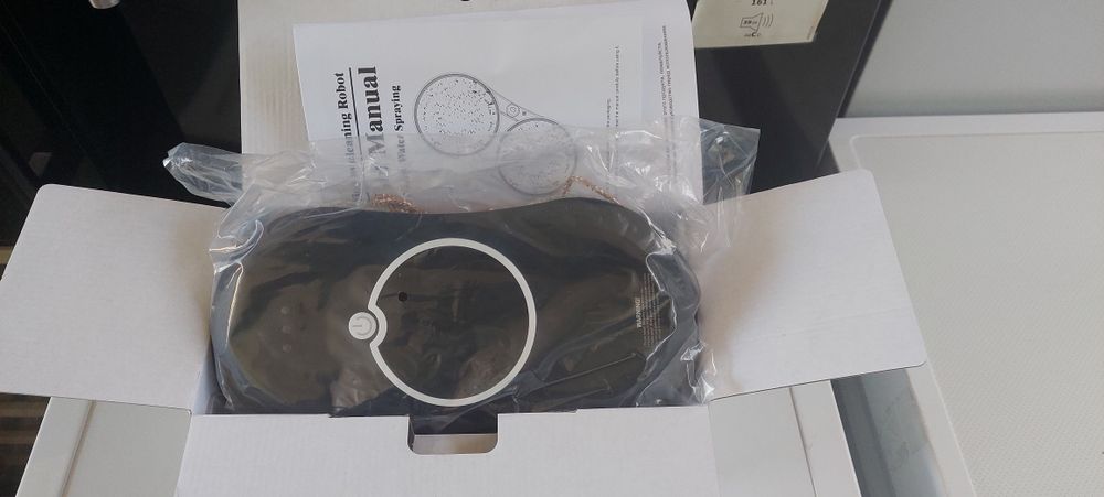 Робот за почистване на прозорци с контейнер за вода