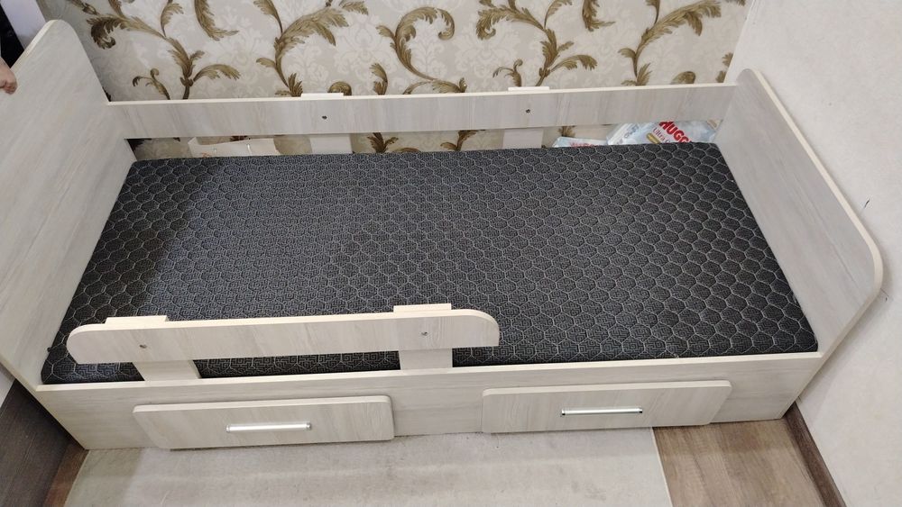 1 kishilik bolalar divanni sotiladi