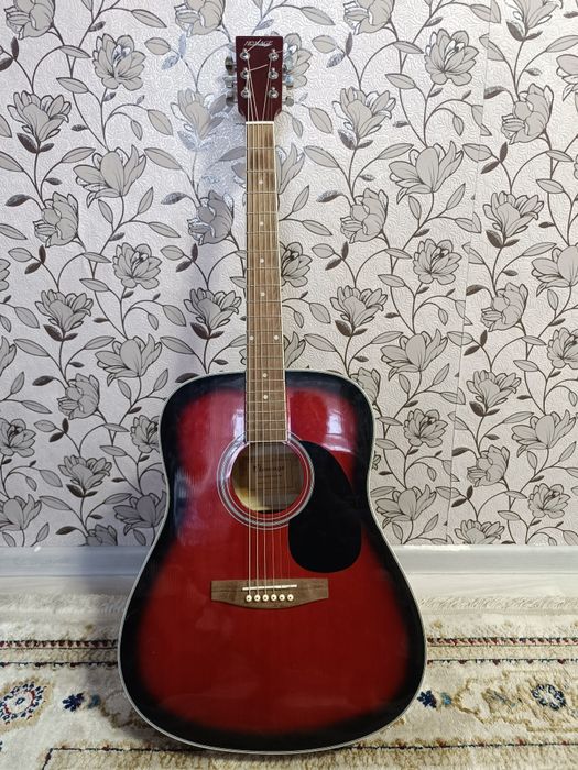 Продам акустическую гитару чехол и кападастр в подарок