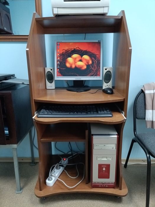 Компьютерный стол (б/у) в хорошем состоянии