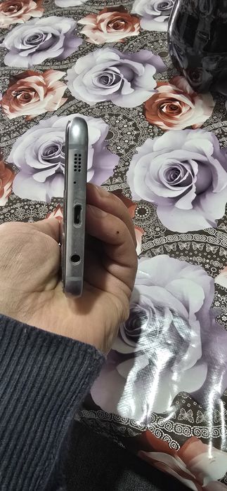 Samsung s7 eyde aybi ozgina burchagida singan qogan joyi ishlaydi