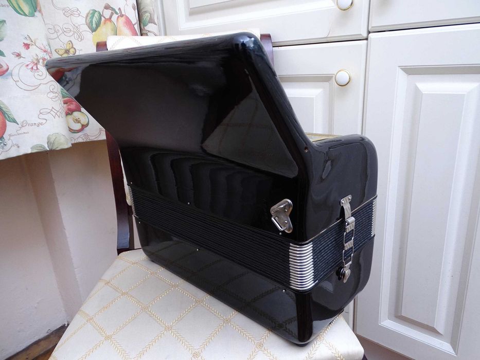 Много запазен стар акордеон Велтмайстер 60 баса