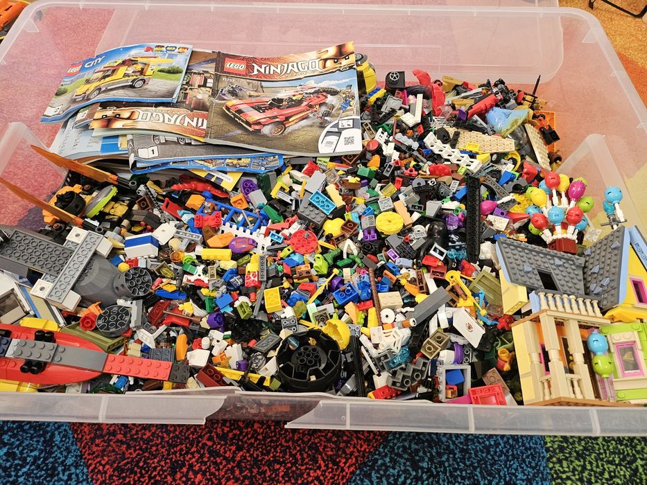 Много оригинално (радглобено)лего в голяма кутия от IKEA