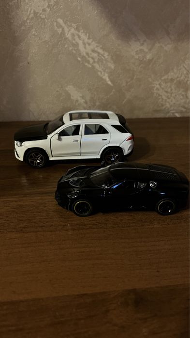 Игрушечные машинки, Mercedes JL и Bugatti