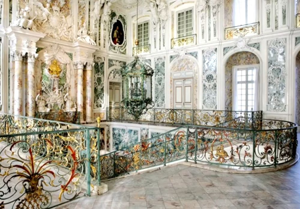 Поклейка  обоев!