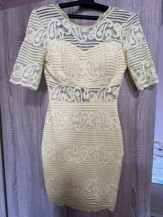 Официална дантелена рокля