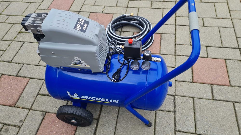 Vand compresor de aer profesional MICHELIN MCX50, 10 bar, rezervor 50l, 200 l/min, 1,5kW, monofazat, ca si nou, folosit de 3 ori. Plus furtun 54 bari.