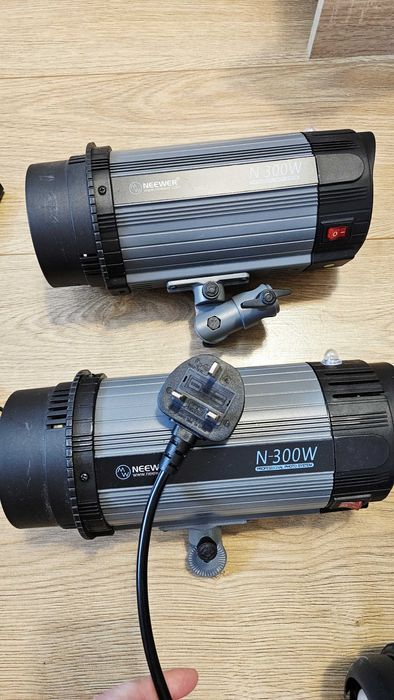 2 x Blitz Studio Foto Neewer N300W  cu acumulator, lampa modelare