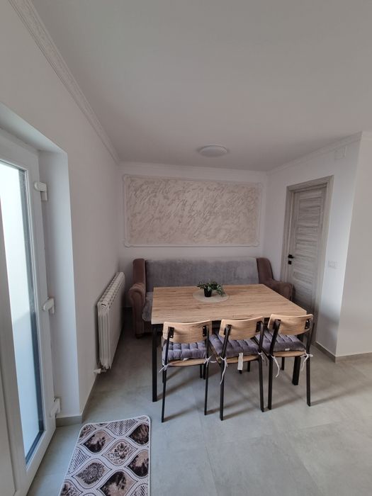 Închiriez casa la curte zona centrala