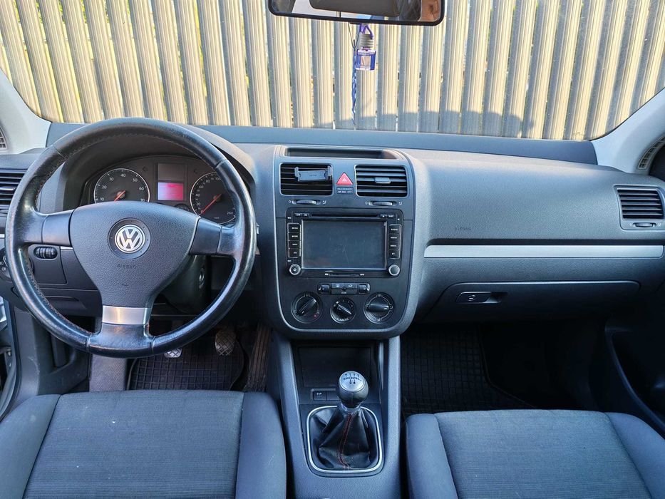 Volkswagen Golf V 1.6 Benzină. Manuală