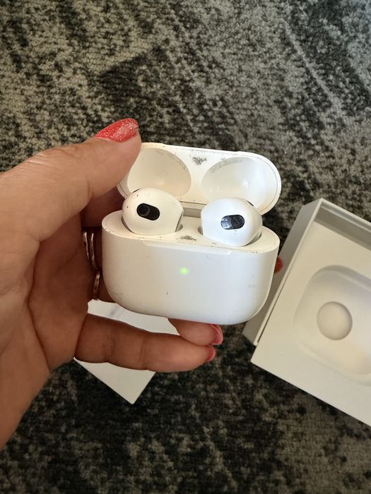Продавам слушалки AirPods 3. Ползвани 2,5 години, в добро състояние, работят перфектно.