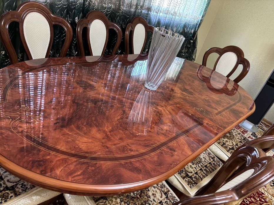 В связи с переездом срочно продам сервант, стол 3 метра  и 8 стульев