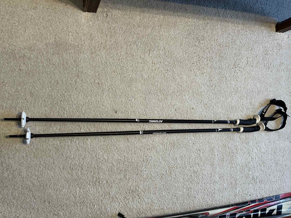 Ски щеки Atomic, каска Rosignoll