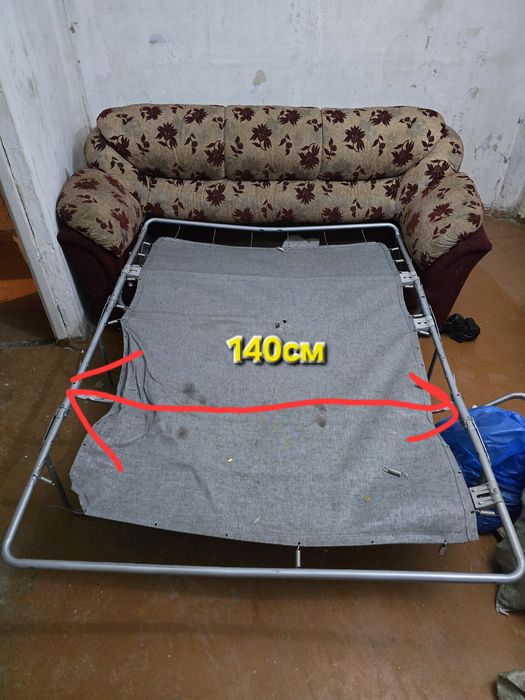 Отдам диван и матрас. самовывоз район 45аптеки. 2 этаж.