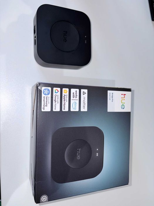 Hub Bridge Philips Hue PRO - Zigbee, compatibil Apple HomeKit, Amazon Alexa, Google Assistant, Wi-Fi, LAN, Matter