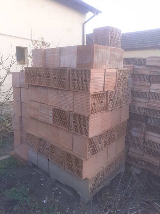 Vând caramida la jumătate de preț