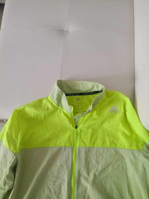 Vând haina sport adidas, produs de calitate superioara mărimea L.