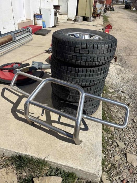 Продавам гуми с джанти 265/75 R16 за джип