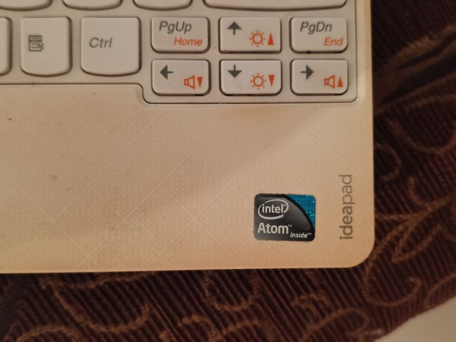 Lenovo IdeaPad S100 белого цвета.