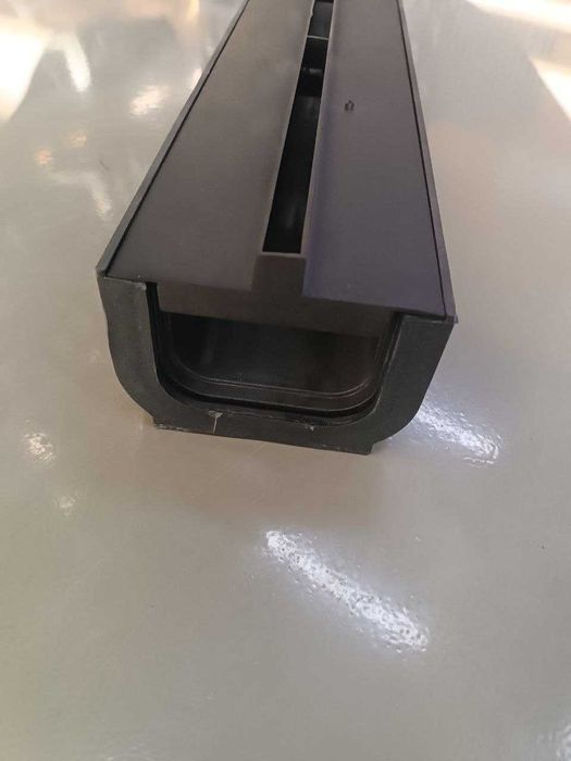 Скрытый лоток для водоотвода пластик с металлической крышкой