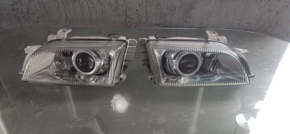 Продам фары передние тойота calbina 1995г б/у билэд. Состояние хорошее