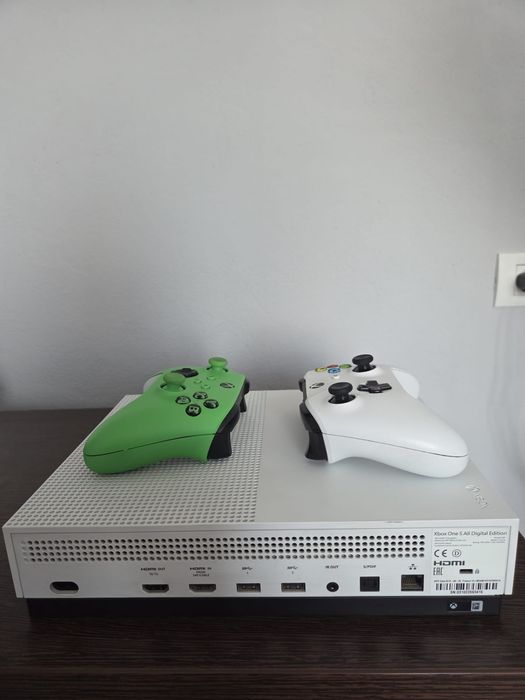 Xbox one s +2 controller