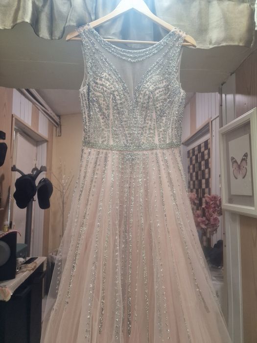 Vînd rochie de ocazi din tulle fin cu pietricele culore piersică