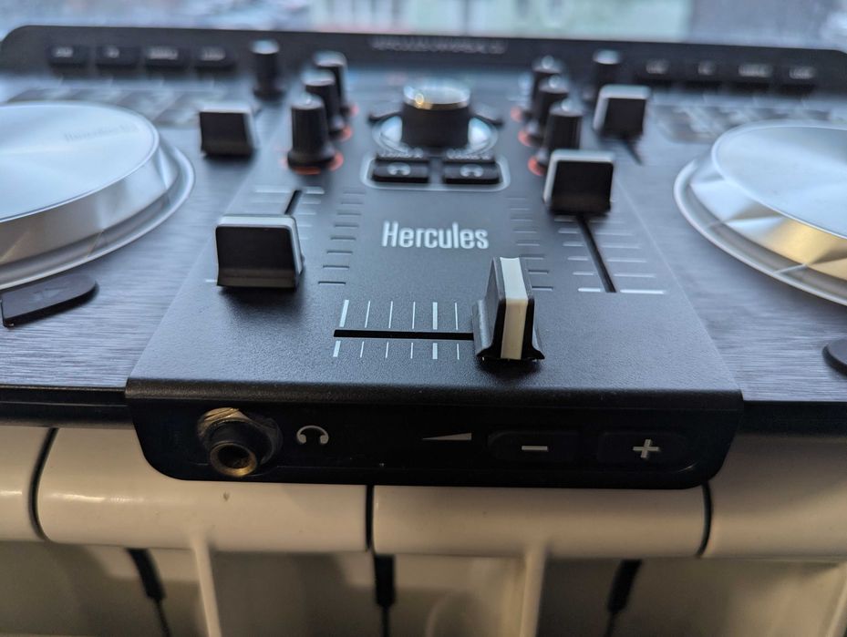 DJ контролер Hercules Universal