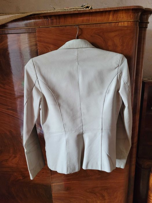 Haina de piele alb ecru culoarea untului 42/M sau L pt o pers slaba