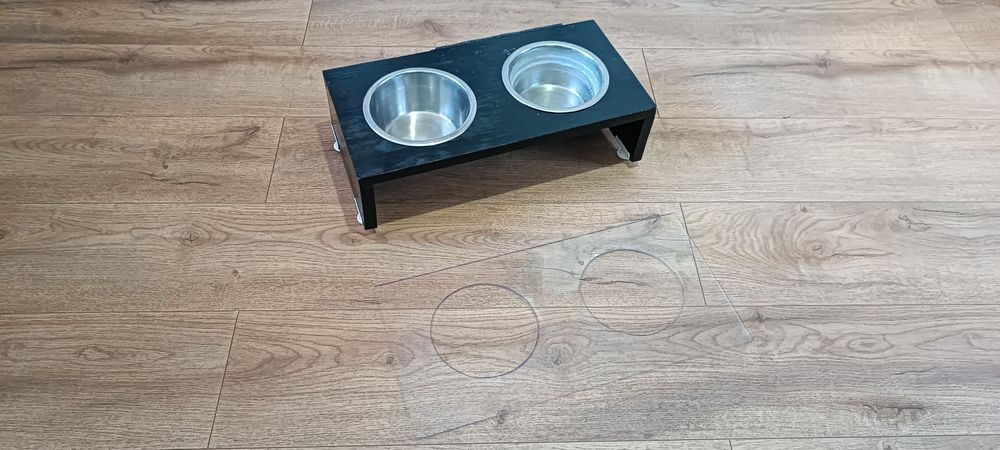 Подставка с мисками для собак