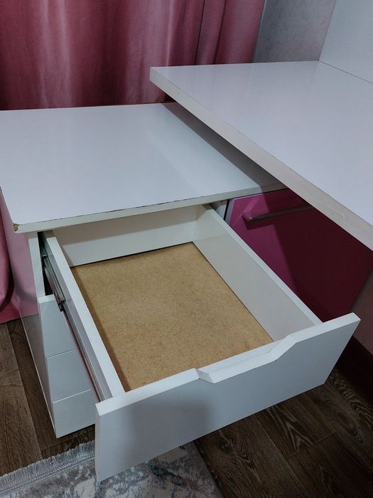 Стол для учёбы с полками