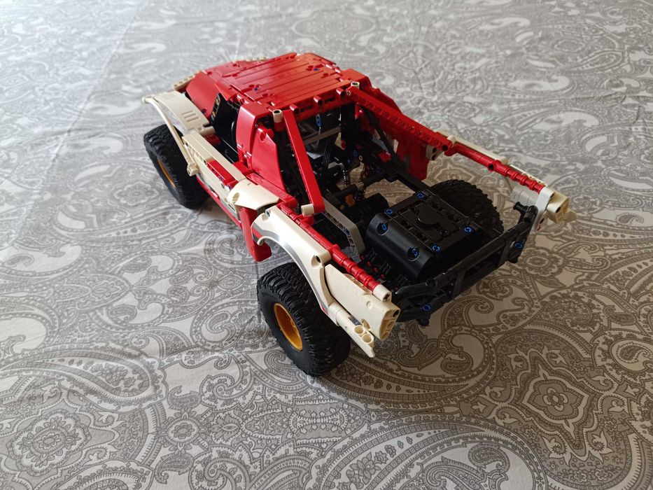 Model din piese Lego baja-truck asamblat
